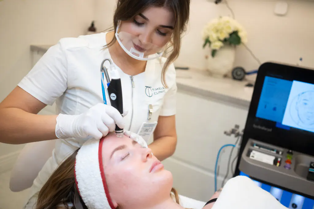 Professionell ansiktsbehandling på Timeless Clinic – Professionell Hudvård och Skönhetsbehandlingar.