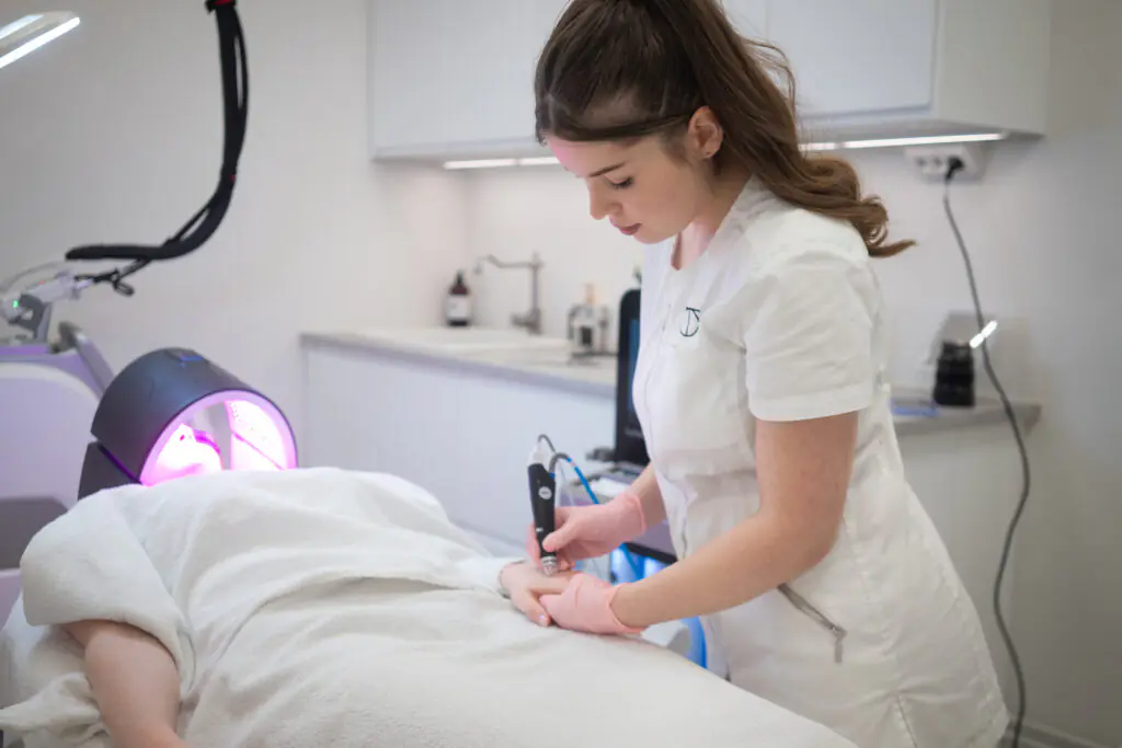 Helkroppsbehandling för avslappning på Timeless Clinic – Medicinsk och Estetisk Hudvård.