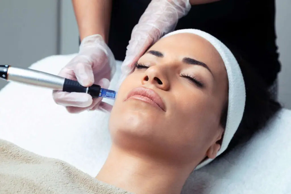 Microneedling-behandling hos Timeless Clinic i Stockholm. En hudterapeut utför skonsam behandling för att stimulera kollagen och förbättra hudens struktur.